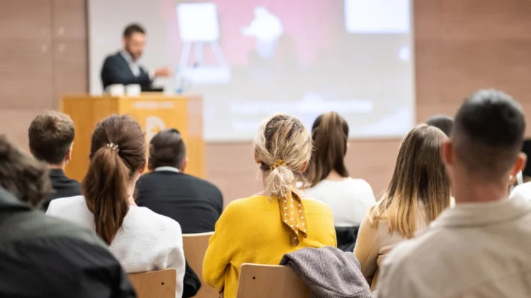 Σκάνδαλο σε ΑΕΙ της Βορείου Ελλάδος: Συγγενής καθηγητή εξασφάλιζε συμβάσεις για να κάνει μαθήματα επί 18 έτη χωρίς να έχει αναγνωρισμένο πτυχίο