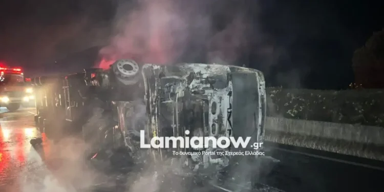 Νεκρός οδηγός νταλίκας στην Εθνική Αθηνών Λαμίας: Το φορτηγό του τούμπαρε και τυλίχτηκε στις φλόγες