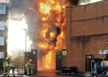 Λονδίνο: Μεγάλη πυρκαγιά σε υποσταθμό ηλεκτρικού ρεύματος (βίντεο)