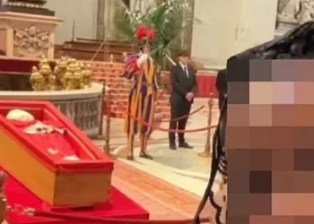 Οργή για τις μακάβριες selfies με τον νεκρό Πάπα -Πιστοί φωτογραφίζονται με τη σορό του