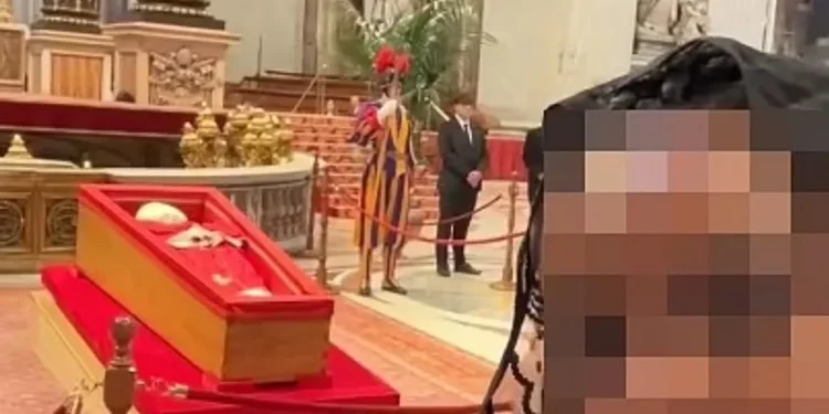 Οργή για τις μακάβριες selfies με τον νεκρό Πάπα -Πιστοί φωτογραφίζονται με τη σορό του