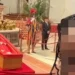 Οργή για τις μακάβριες selfies με τον νεκρό Πάπα -Πιστοί φωτογραφίζονται με τη σορό του