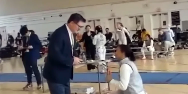 Αποκλείστηκε ξιφομάχος στις ΗΠΑ επειδή αρνήθηκε να αγωνιστεί με τρανς αθλήτρια: «Λυπάμαι, δεν μπορώ να το κάνω»