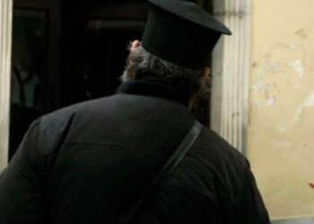 Βόλος: Γρονθοκόπησε ιερέα και στο δικαστήριο πέταγε παντόφλες: «Σκάστε μ@λ@κ3ς να ακούσω», φώναζε στους αστυνομικούς