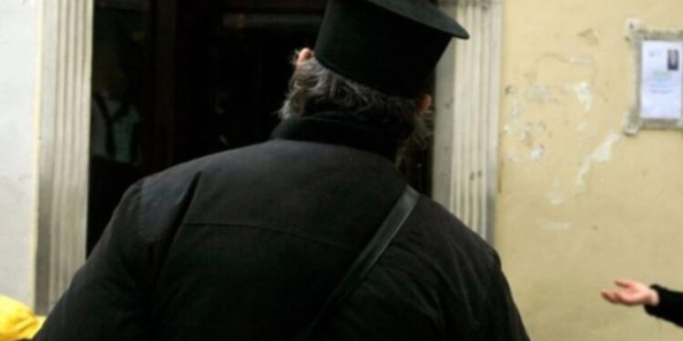 Βόλος: Γρονθοκόπησε ιερέα και στο δικαστήριο πέταγε παντόφλες: «Σκάστε μ@λ@κ3ς να ακούσω», φώναζε στους αστυνομικούς