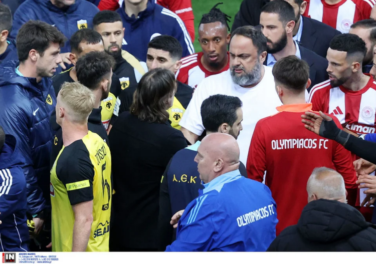 Ένταση και ξύλο μεταξύ των παικτών του Ολυμπιακού και της ΑΕΚ μετά το τέλος του ντέρμπι -Δείτε εικόνες και βίντεο