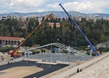 Καλλιμάρμαρο: Γερανοί «ξηλώνουν» την τεράστια μεταλλική κατασκευή που είχε στηθεί – Δείτε βίντεο