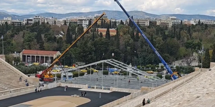 Καλλιμάρμαρο: Γερανοί «ξηλώνουν» την τεράστια μεταλλική κατασκευή που είχε στηθεί – Δείτε βίντεο