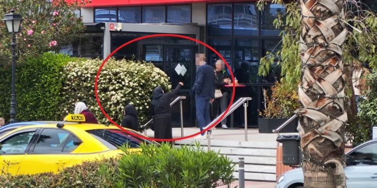 Καρέ-καρέ το εμπόριο της πίστης από τις «καλόγριες» με τα σταυρουδάκια – «Κυνηγάνε τους ηλικιωμένους» [εικόνες]