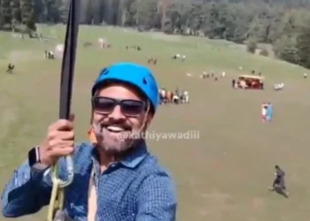 Κασμίρ: Βίντεο δείχνει τουρίστα να κάνει zipline ενώ από κάτω του σκοτώνονται 26 άνθρωποι