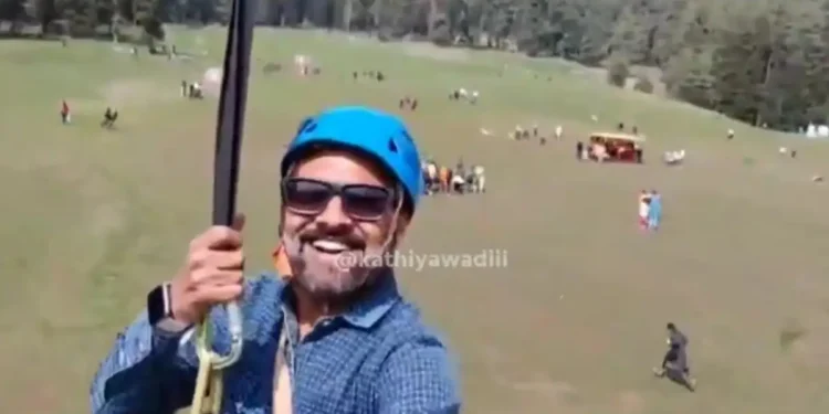 Κασμίρ: Βίντεο δείχνει τουρίστα να κάνει zipline ενώ από κάτω του σκοτώνονται 26 άνθρωποι