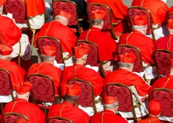 Εκλογή νέου Πάπα: Το Κονκλάβιο, ο μαύρος ή άσπρος καπνός κι όλο το περίπλοκο τελετουργικό στην Καπέλα Σιξτίνα στο Βατικανό