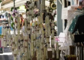 Εορταστικό ωράριο Πάσχα 2025: Πώς λειτουργούν τα καταστήματα σε Αθήνα, Πειραιά και Θεσσαλονίκη