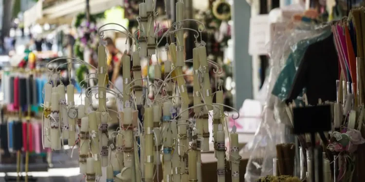 Εορταστικό ωράριο Πάσχα 2025: Πώς λειτουργούν τα καταστήματα σε Αθήνα, Πειραιά και Θεσσαλονίκη