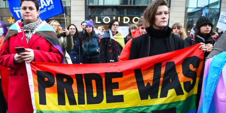 Τρανς δεν είναι γυναίκα: Το Ανώτατο Δικαστήριο της Βρετανίας ξεκαθαρίζει μια μεγάλη διαμάχη – Πανηγυρίζει η Τζ. Κ. Ρόουλινγκ