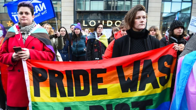 Τρανς δεν είναι γυναίκα: Το Ανώτατο Δικαστήριο της Βρετανίας ξεκαθαρίζει μια μεγάλη διαμάχη – Πανηγυρίζει η Τζ. Κ. Ρόουλινγκ