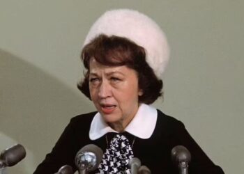 Η γυναίκα που προέβλεψε την 9/11 και τη δολοφονία Κένεντι προειδοποιεί για το υπόλοιπο 2025