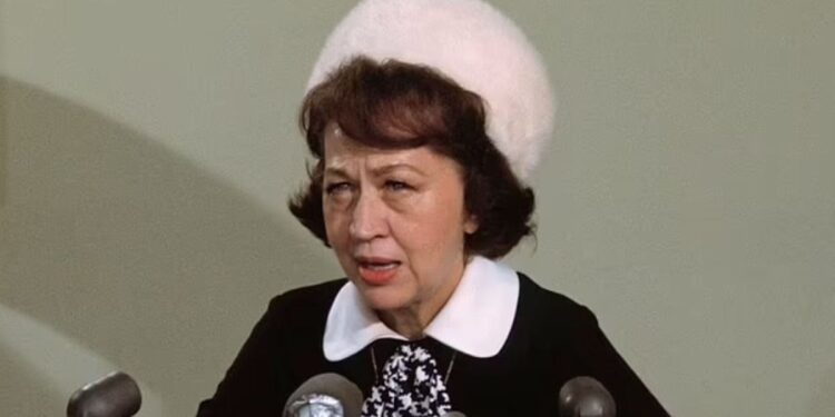 Η γυναίκα που προέβλεψε την 9/11 και τη δολοφονία Κένεντι προειδοποιεί για το υπόλοιπο 2025