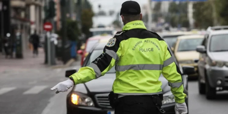 Τρελή καταδίωξη Τούρκου στο κέντρο της Αθήνας που παραβίασε τον μισό ΚΟΚ – Πέρασε κόκκινα φανάρια, έτρεχε, έκανε ελιγμούς