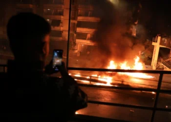 Ανάσταση στον Νέο Κόσμο με μολότοφ και κροτίδες – «Κάηκε» η περιοχή