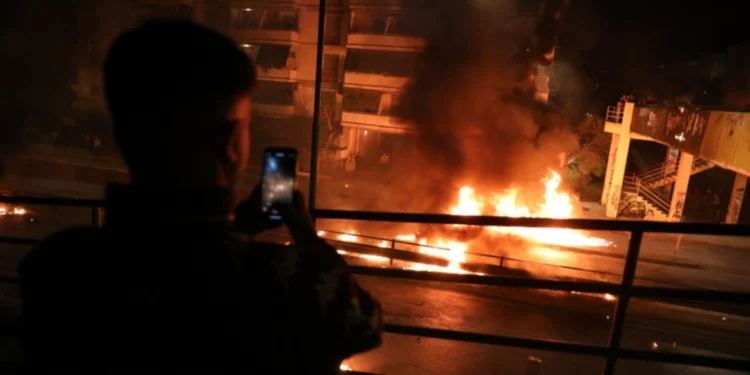 Ανάσταση στον Νέο Κόσμο με μολότοφ και κροτίδες – «Κάηκε» η περιοχή