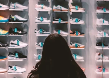 Βουτιά καταγράφουν οι μετοχές Nike, Adidas και Puma μετά τους δασμούς του Τραμπ στο Βιετνάμ