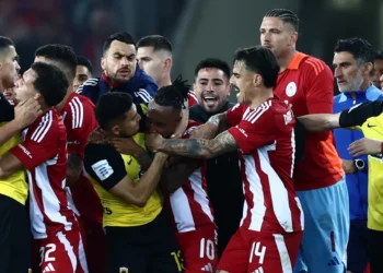 Ένταση και ξύλο μεταξύ των παικτών του Ολυμπιακού και της ΑΕΚ μετά το τέλος του ντέρμπι -Δείτε εικόνες και βίντεο