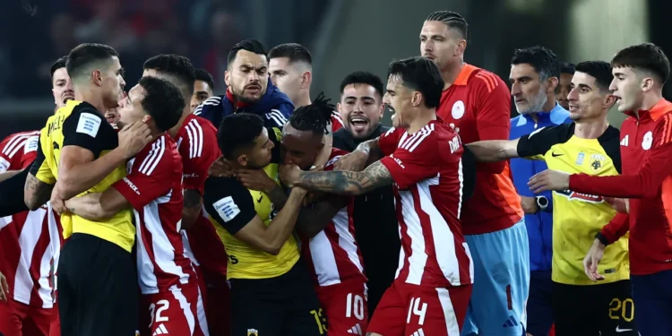 Ένταση και ξύλο μεταξύ των παικτών του Ολυμπιακού και της ΑΕΚ μετά το τέλος του ντέρμπι -Δείτε εικόνες και βίντεο