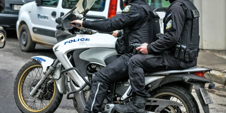 Συνελήφθη 50χρονος στα Άνω Πατήσια -Βγήκε με φλογοβόλο από πολυκατοικία, κρατούσε σακούλες με φωτό γυμνών ανηλίκων