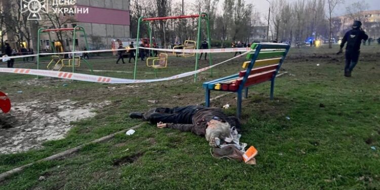 “Είναι καθάρματα”, ξέσπασε ο Ζελένσκι μετά το ρωσικό χτύπημα με 18 νεκρούς, εκ των οποίων 9 παιδιά, στη γενέτειρά του