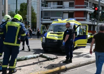 Πανικός στο Παγκράτι: Ασθενοφόρο συγκρούστηκε με ΙΧ και έπεσε σε κολώνα – Δύο πεζοί τραυματίες