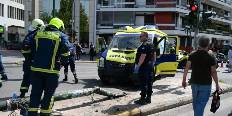 Πανικός στο Παγκράτι: Ασθενοφόρο συγκρούστηκε με ΙΧ και έπεσε σε κολώνα – Δύο πεζοί τραυματίες