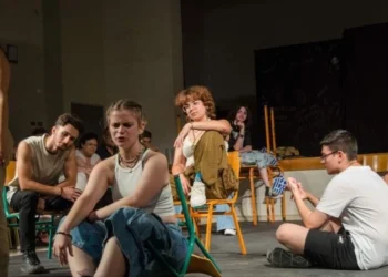 Κρήτη: Ένοπλοι αστυνομικοί μπούκαραν σε μαθητική παράσταση μετά από καταγγελία για το περιεχόμενό της