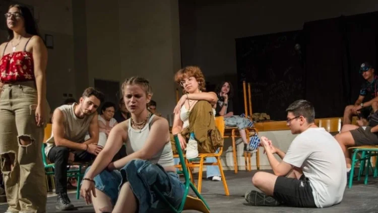 Κρήτη: Ένοπλοι αστυνομικοί μπούκαραν σε μαθητική παράσταση μετά από καταγγελία για το περιεχόμενό της