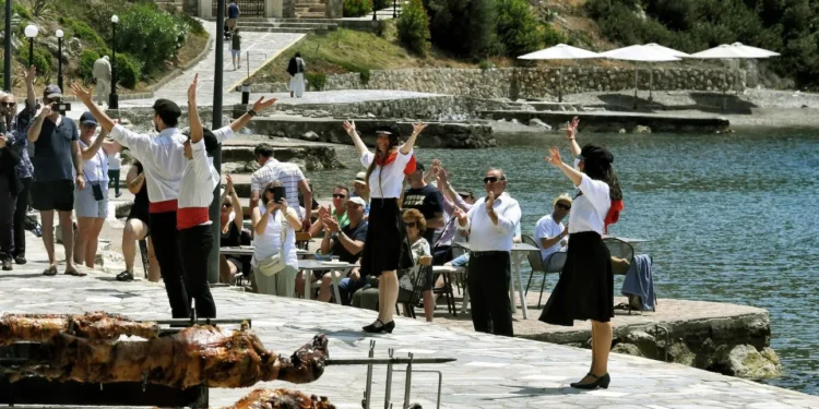 Με ανοιξιάτικο καιρό και υψηλές θερμοκρασίες το ψήσιμο του οβελία – Που αναμένονται μπόρες