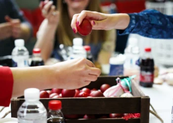 Εορταστικό ωράριο Πάσχα 2025: Ανοιχτά καταστήματα και σούπερ μάρκετ την Κυριακή των Βαΐων