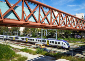 Σύγκρουση Προαστιακού με φορτηγό που… βρέθηκε πάνω στις γραμμές στη Χαλκίδα