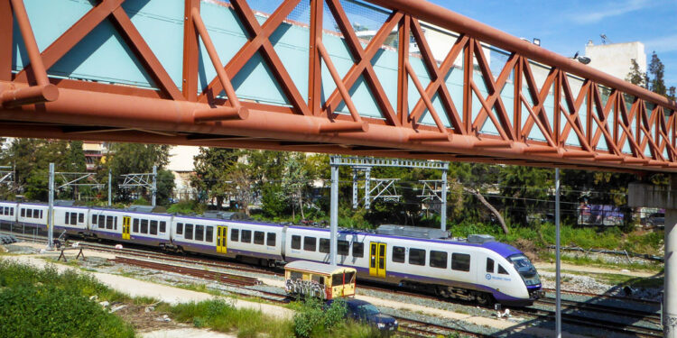 Σύγκρουση Προαστιακού με φορτηγό που… βρέθηκε πάνω στις γραμμές στη Χαλκίδα