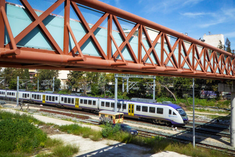 Σύγκρουση Προαστιακού με φορτηγό που… βρέθηκε πάνω στις γραμμές στη Χαλκίδα