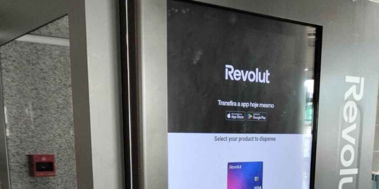 Τα πρώτα ATM της Revolut είναι γεγονός – Έρχονται και στην Ελλάδα