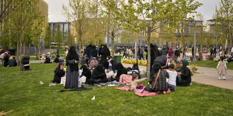 Πανικός στην Κωνσταντινούπολη τη στιγμή των 6,2 Ρίχτερ, δείτε βίντεο -Φοβισμένοι οι κάτοικοι, κατέφυγαν σε πάρκα