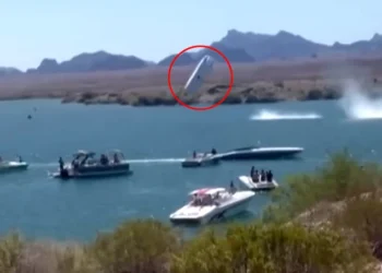 Απίστευτο περιστατικό σε αγώνα με ταχύπλοα – Σκάφος που έτρεχε με 320χλμ./ώρα βρέθηκε στον αέρα