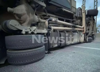 Ανατροπή νταλίκας στον Σκαραμαγκά – Έκλεισε το ρεύμα προς Αθήνα της Εθνικής Οδού
