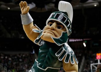 Woke… παράνοια: Αφροαμερικανός πατέρας πειράχτηκε με μασκότ… Σπαρτιάτη – «Συμβολίζει την υποδούλωση και τη λευκή ανωτερότητα»