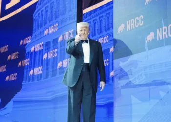 Τραμπ: Μετά τους δασμούς με παίρνουν τηλέφωνο εκλιπαρώντας για συμφωνία – Μου φιλούν τον κ@λ@