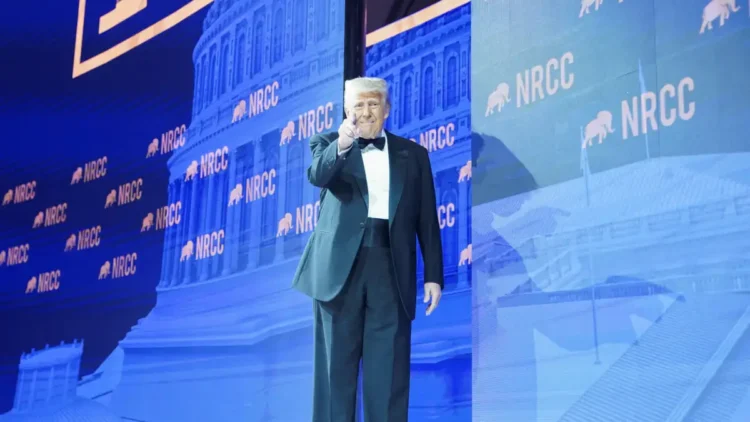 Τραμπ: Μετά τους δασμούς με παίρνουν τηλέφωνο εκλιπαρώντας για συμφωνία – Μου φιλούν τον κ@λ@