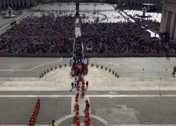 Live: Στη Βασιλική του Αγίου Πέτρου η σορός του Πάπα Φραγκίσκου – Χιλιάδες συρρέουν στο Βατικανό για το λαϊκό προσκύνημα