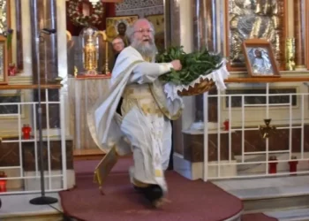 Χίος: Η ξεχωριστή πρώτη Ανάσταση από τον «ιπτάμενο ιερέα» στην Παναγία Ευαγγελίστρια