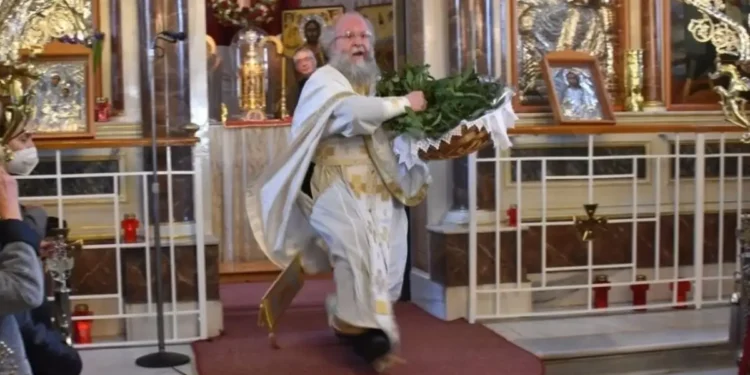 Χίος: Η ξεχωριστή πρώτη Ανάσταση από τον «ιπτάμενο ιερέα» στην Παναγία Ευαγγελίστρια