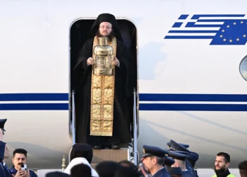 Έφτασε το Άγιο Φως στην Ελλάδα – Δείτε βίντεο και φωτογραφίες